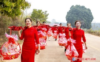 外嫁女回娘家剪辑短视频 穿旗袍,挑扁担,这个村的外嫁女回娘家场面超震撼！